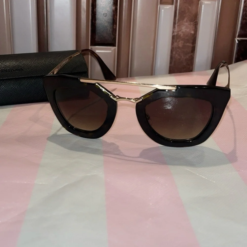 Prada cat eye Gradient Sunglasses SPR09Q authentic excellent condition w/ case
